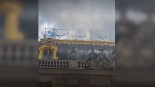 Париж е в шок! Запали се дворецът във Версай (ВИДЕО)