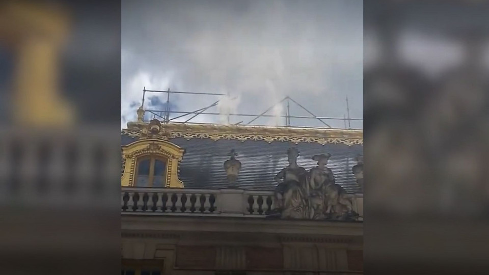 Париж е в шок! Запали се дворецът във Версай (ВИДЕО) | StandartNews.com