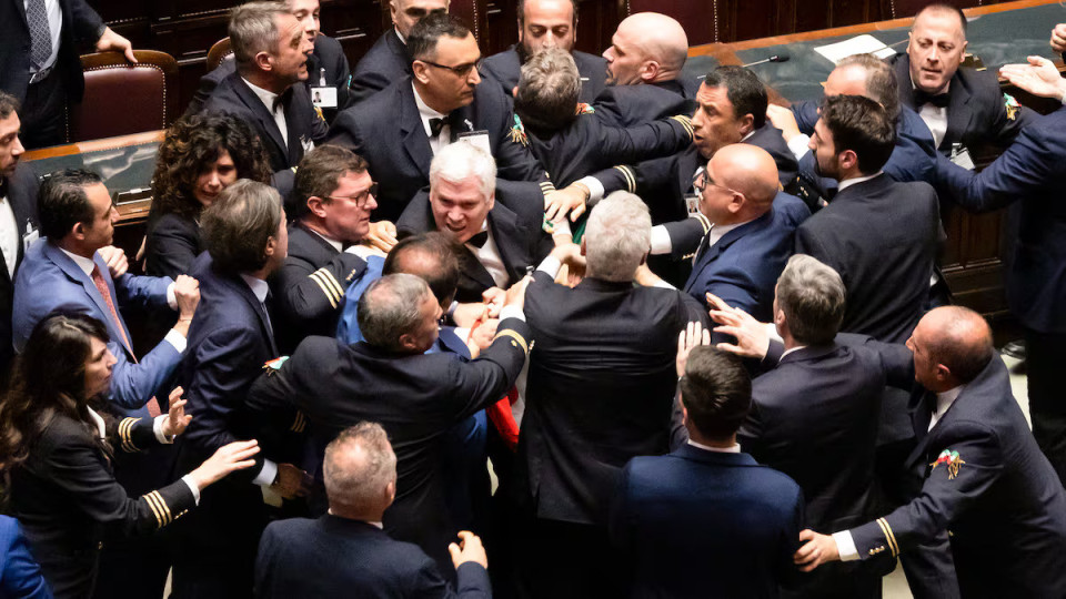 Див кютек в италианския парламент! Изкараха ранен депутат (ВИДЕО) | StandartNews.com