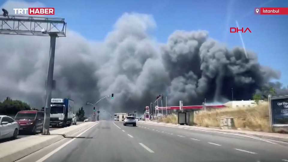 Огнен ад в Истанбул! Пожарникарите са безпомощни | StandartNews.com