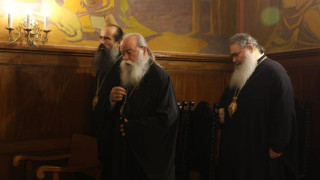 Исторически ден! Изборът на новия патриарх започна с литургия