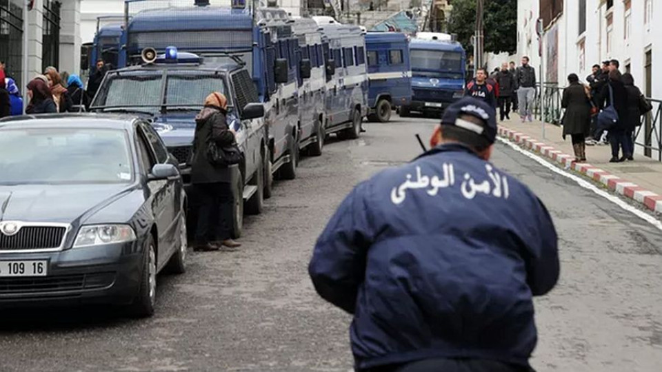 Вкараха алжирски журналисти в затвора след критика към министър | StandartNews.com