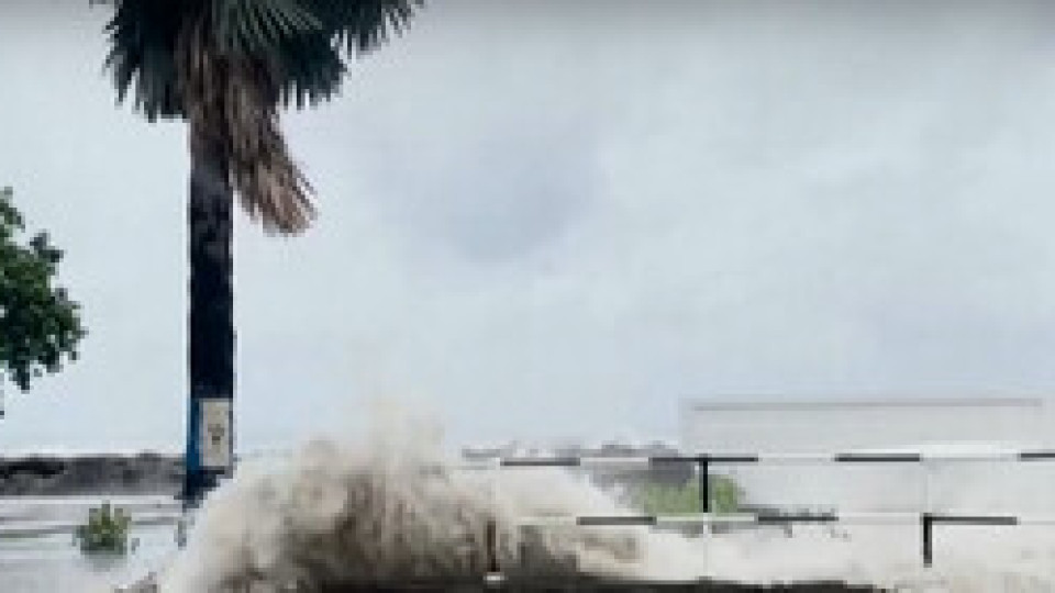 Буря с най-висока степен връхлтя Атлантическия океан. Има жертви | StandartNews.com