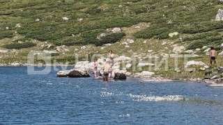 Нов скандал! Туристи се къпят в едно от Рилските езера