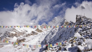 Как вадят от "зоната на смъртта" телата на загинали алпинисти в Непал
