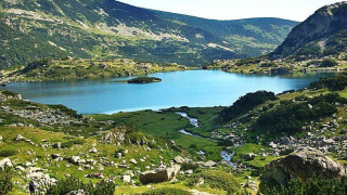 Най-дълбокото езеро в Пирин е заобиколено от пет върха