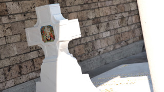 Срам! Вандали оскверниха гроба на патриарх Неофит