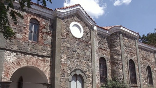 Чудо! 122-годишната църква оцеля в пламналото село Воден