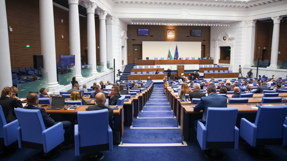 Горещо от парламента! Нова забрана в училищата | StandartNews.com