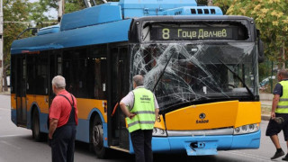 Два тролейбуса се удариха в София. Чия е вината