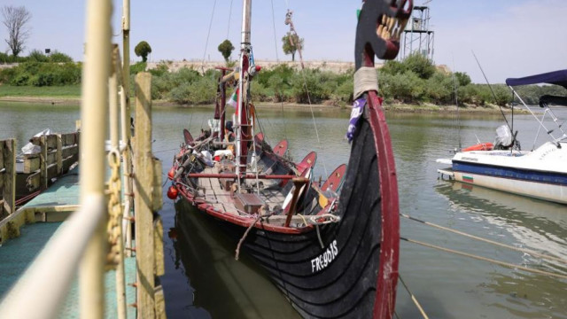 Mysterious vessel docks on the Danube (photos)
 – 2024-08-21 15:54:04