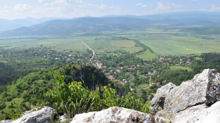 Непознато село пази уникални скални образувания