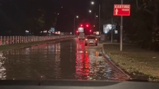 Мощна буря удари по морето! Варна е под вода