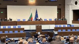 Страшен скандал в парламента. Депутатите на нож заради референдумите