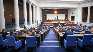 Парламентът захваща скандалното вето на Радев за адвокатурата