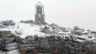 Сняг вали на символично място в България. Зимата иде