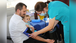 Свещеници даряват кръв във ВМА. Патриархът благослови акцията