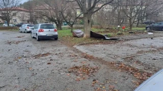 Ураган помете наш град, хората са в шок /СНИМКИ/