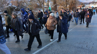 Протестиращи скочиха! Затвориха главен път заради тока