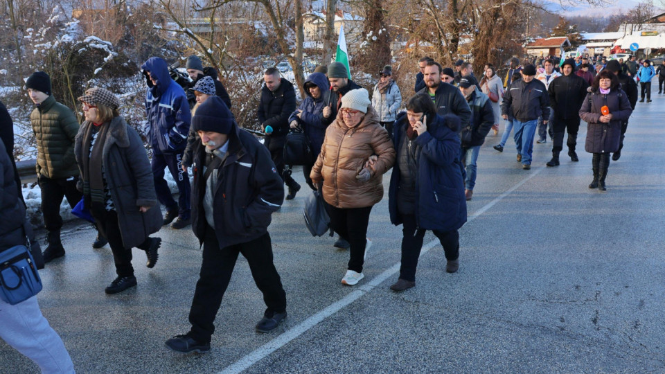 Протестиращи скочиха! Затвориха главен път заради тока | StandartNews.com