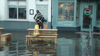 Англия е под вода! Обявиха голяма тревога