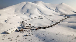 Уникален ски курорт отвори врати. Километрични опашки от туристи