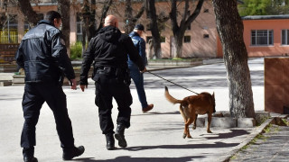 Полицията накрак! Валят заплахи за бомби в училищата