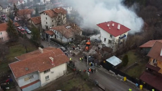 Шокът продължава! Издирват брат и сестра под развалините в Банкя