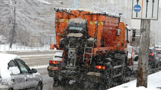 Голяма драма със снега в София. Снегорин се обърна