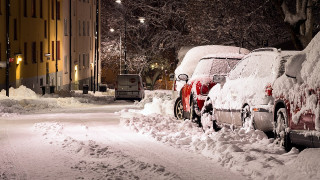 Снегът спира, но тежък студ сковава България