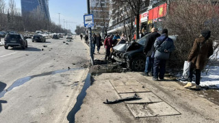 Линейки хвърчат в София! Кола помете пешеходец на спирка