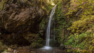 Скални тунели водят до зашеметяващ водопад и прекрасни гледки