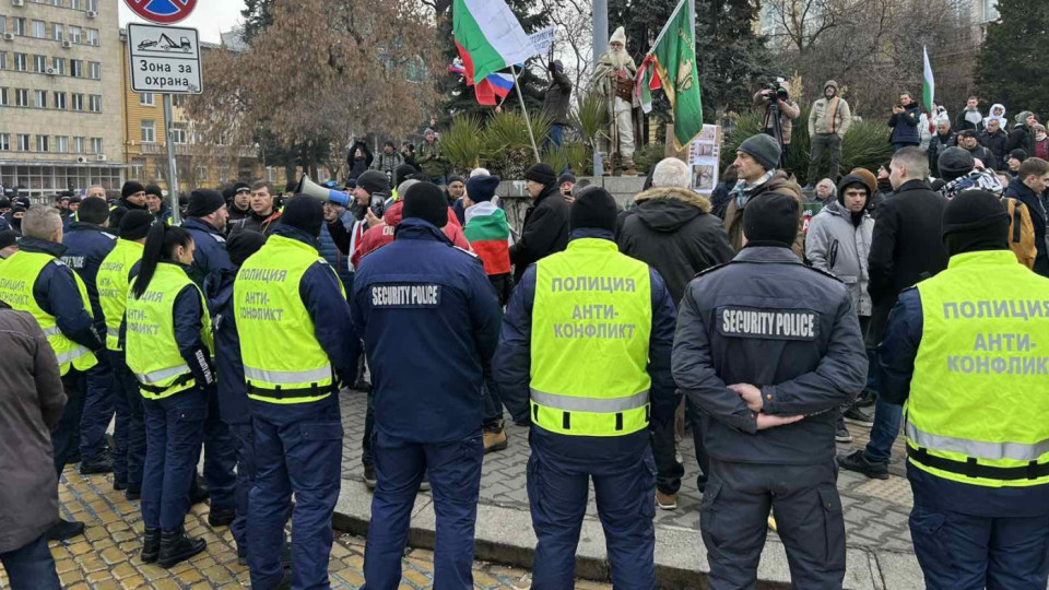 Протест на "Възраждане" огласи сградата на парламента | StandartNews.com