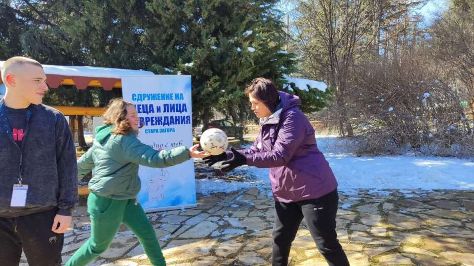 Студенти от Педагогическия факултет внесоха радост и усмивки за Световния ден на редките болести | StandartNews.com