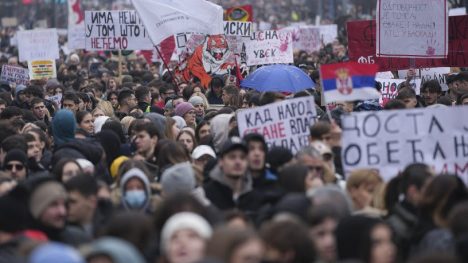 Сърбия кипи! Гледайте на живо най-големия протест | StandartNews.com