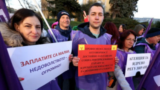 Синдикати на протест пред парламента, искат по-високи държавни заплати